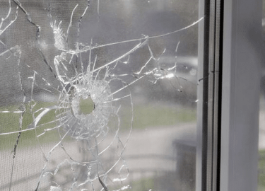 По сообщению оперативного штаба Краснодарского края, в Абинском районе от падения обломков БПЛА повреждены 8 строений в дачном массиве. Пострадавши...