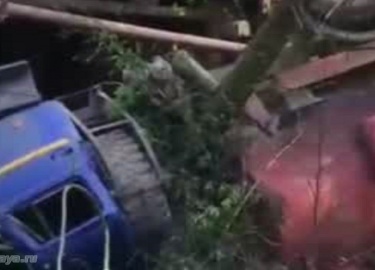 В станице Холмской Абинского района произошла необычная и, к счастью, обошедшаяся без пострадавших авария. Водовоз, груженый водой, скатился с мост...