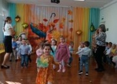 В младших группах нашего детского сада прошел настоящий праздник Осени! Малыши были в полном восторге: они звонко пели любимые песни, с гордостью ч...