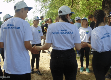 19 мая в окрестностях Абинска, рядом с военными лагерями, царило оживление и дух гордости за свою страну. В этот день состоялся районный фестиваль ...